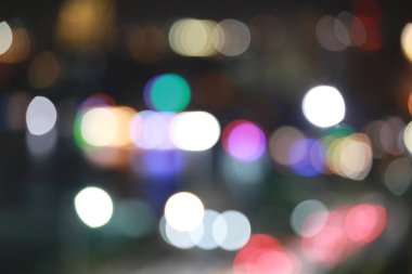 Karanlık gece tasarım arka planı için renk bokeh.