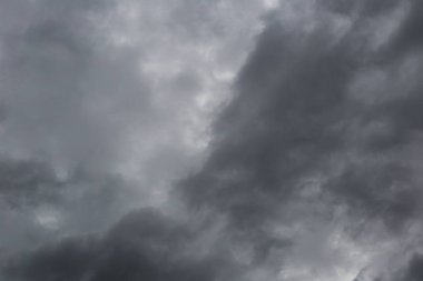 Yağmur bulutların gökyüzünde iklim, gün boyu kötü hava kavramı oluşturan gökyüzü bulutlu.