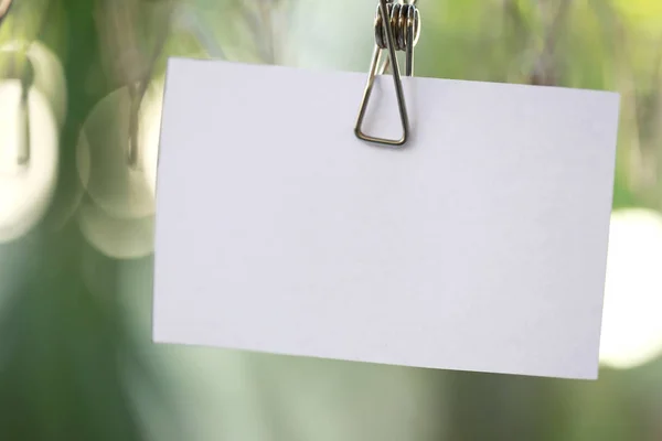 Notas Papel Blanco Colgando Tendedero Sobre Fondo Bokeh Verde —  Fotos de Stock