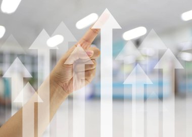El iş adamı noktasının en yüksek noktaya hedeflenmiş ve karlı sunudaki kavramı içinde ok.