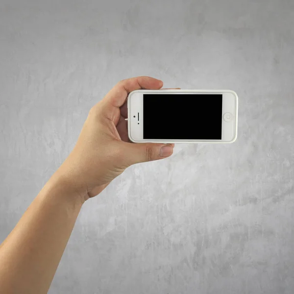 White Smartphone Kvinna Hand Cement Vägg Bakgrund Begreppet Teknik Och — Stockfoto