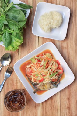 Üstten Görünüm Papaya salatası somtum Tay gıda tarzı tasarım diyet arka planı için.