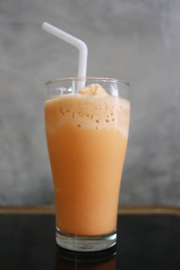 Yerel içecek Tayland gıda tablosu üzerinde serin geleneksel Tay çay.