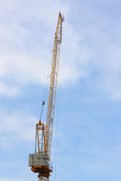 Grande Gru Fabbrica Macchinari Pesanti Sfondo Cielo Blu — Foto Stock