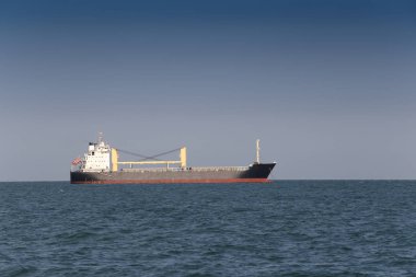 Kargo gemisi denizde, gündüz gökyüzü.