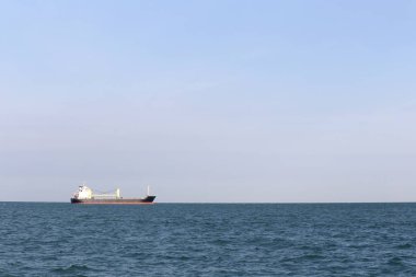 Kargo gemisi denizde, gündüz gökyüzü.