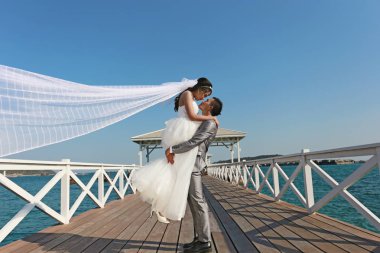 Öncesi düğün fotoğrafçılığı Tay bir ahşap Atsadang köprü Koh Si Chang Adası Tayland at aşık çiftler kavramı bellek.