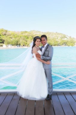 Öncesi düğün fotoğrafçılığı Tay bir ahşap Atsadang köprü Koh Si Chang Adası Tayland at aşık çiftler kavramı bellek.