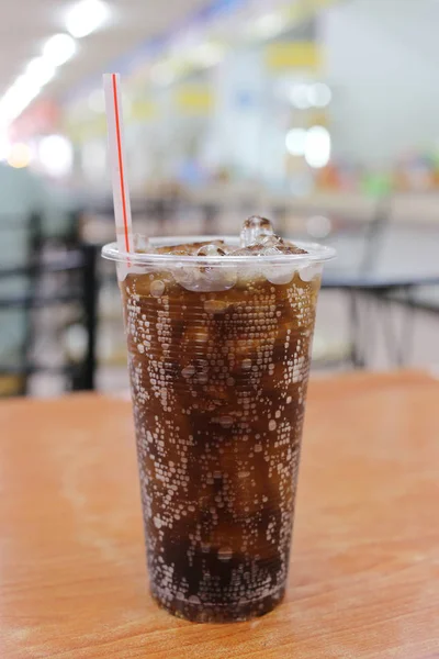 Kalte Cola Glas Auf Einem Holztisch Einem Restaurant — Stockfoto