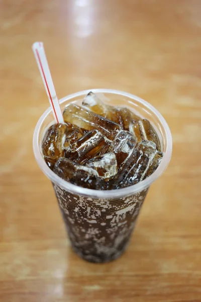 Cola Fria Copo Uma Mesa Madeira Restaurante — Fotografia de Stock