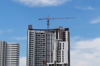 Bina yapım aşamasında mavi gökyüzü arka plan.