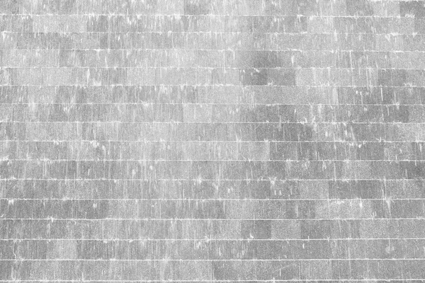 白色石墙与水的流动为设计自然背景 — 图库照片