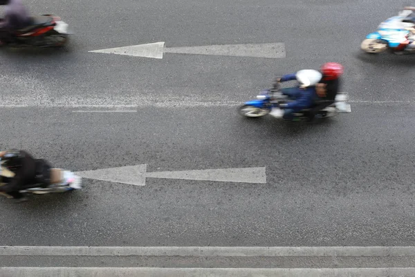 道路和箭头符号指向直接前进 并有摩托车正在运行 — 图库照片