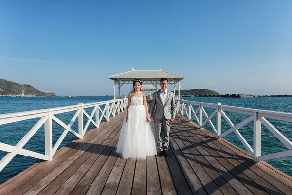 メモリの概念の愛タイの木製アサダン チャン島橋島の前結婚式写真タイ カップル — ストック写真