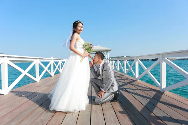 メモリの概念の愛タイの木製アサダン チャン島橋島の前結婚式写真タイ カップル — ストック写真