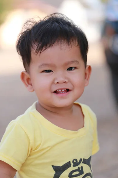 Asiático Crianças Menino Uma Camisa Amarela Sorrindo Alegremente Conceito Boa — Fotografia de Stock