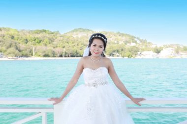 Fotoğraf moda gelinlik Asyalı kadınların Si Chang Adası, il Chonburi, Tayland, evlilik ve güzellik kavramı.