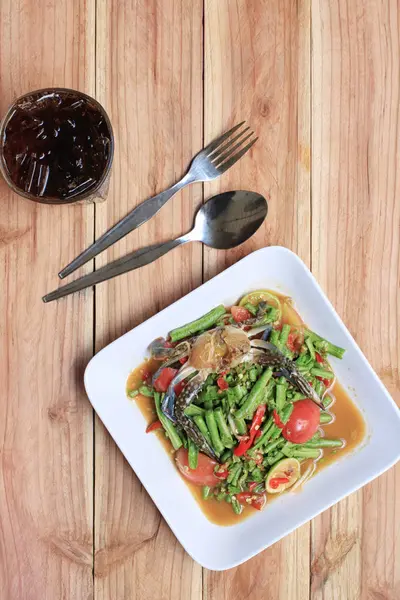 Salad kacang yardlong dengan kepiting makanan thai dalam hidangan putih pada woo — Stok Foto
