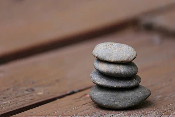 Balance Steine Pyramide Auf Braunem Holz Hintergrund Gestapelt Wellness Ideen — Stockfoto