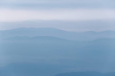 Sis ve dağlar, yüksek açı fotoğraf doğa sabahın erken saatlerinde açık.