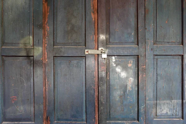 Staré Dřevěné Dveře Domu Mají Hlavní Klíč Pro Provedení Pozadí — Stock fotografie
