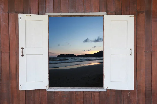 Stare Drewniane Okna Zobaczyć Widok Morze Zmierzchu — Zdjęcie stockowe