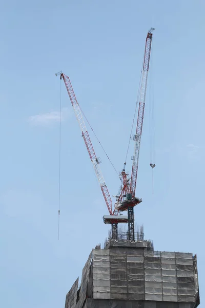 Stor Kran Tunga Maskiner Fabriken Blå Himmel Bakgrund — Stockfoto