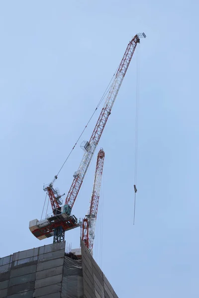 Stor Kran Tunga Maskiner Fabriken Blå Himmel Bakgrund — Stockfoto