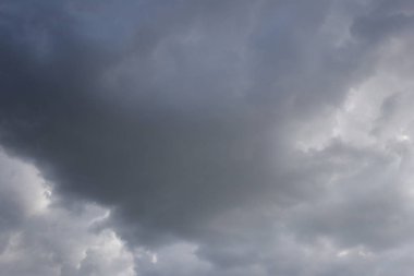 Yağmur bulutların gökyüzünde CLI kavramı oluşturan gökyüzü bulutlu