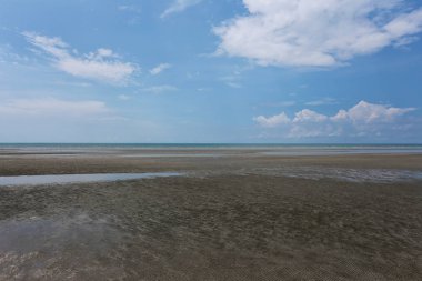 Plaj ve deniz açık bir günde.