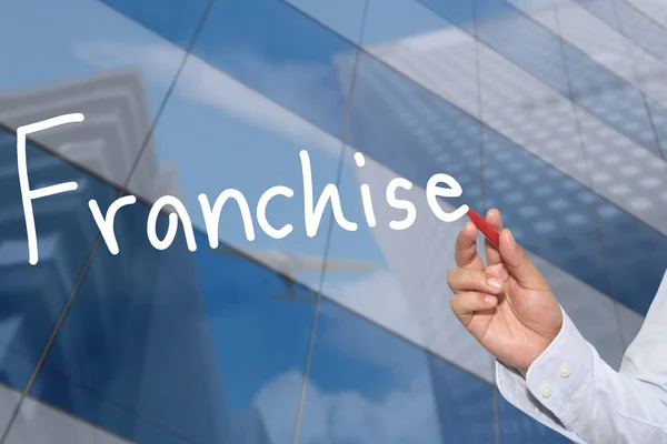 Ręka rękę biznesmen rysowane słowo franczyzy. — Zdjęcie stockowe