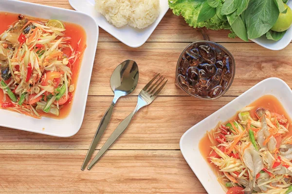 Tampilan atas salad pepaya dari somtum dalam gaya makanan Thailand untuk desain di — Stok Foto