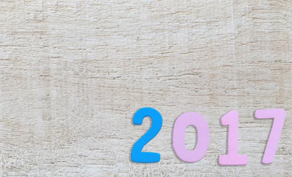 Aantal 2017 op een witte houten achtergrond. — Stockfoto
