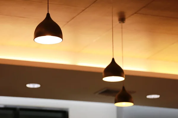 Lampy podłogowe w restauracji. — Zdjęcie stockowe