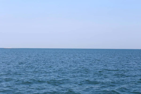 Fondo de mar y cielo azul. — Foto de Stock