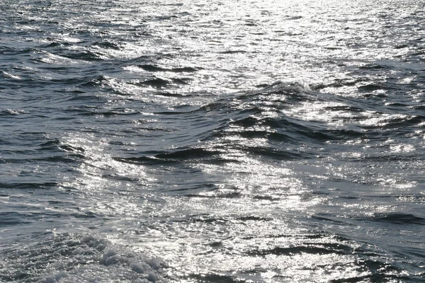 Deniz dalga hits sabah güneş ışığı. — Stok fotoğraf
