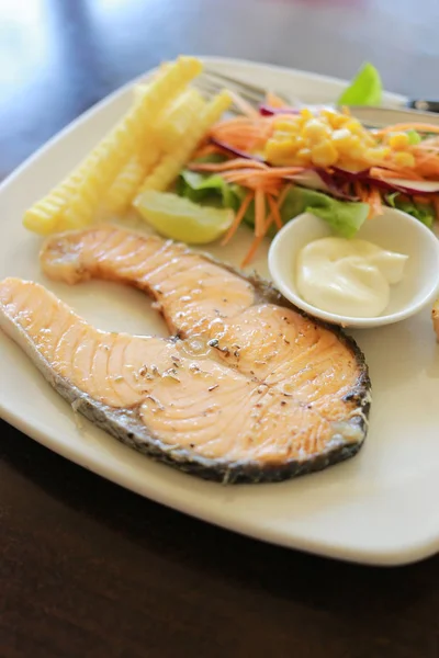 Zalm steak in een witte plaat. — Stockfoto