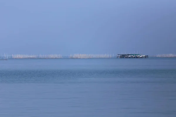 Pontone in legno in mare . — Foto Stock