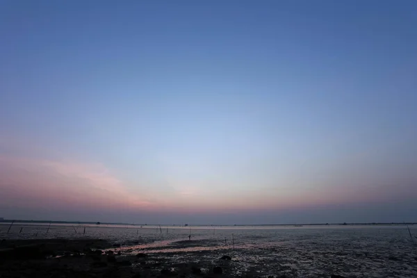 Ciel crépusculaire dans la mer le soir . — Photo