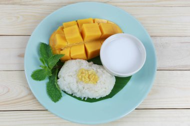 Mango ve yapışkan pirinç.