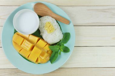 Mango ve yapışkan pirinç.