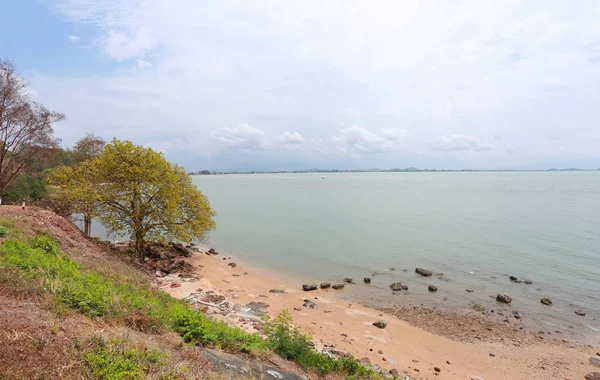 Küste in Thailand Touristenattraktion von Laem singen Wahrzeichen. — Stockfoto