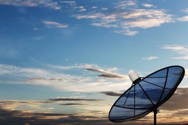 siyah uydu anteni.