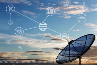 Alacakaranlık arka plan üzerinde siyah uydu anteni.