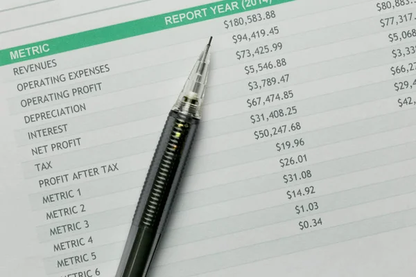 Üzleti adatok papíron elhelyezett fekete ceruza. — Stock Fotó
