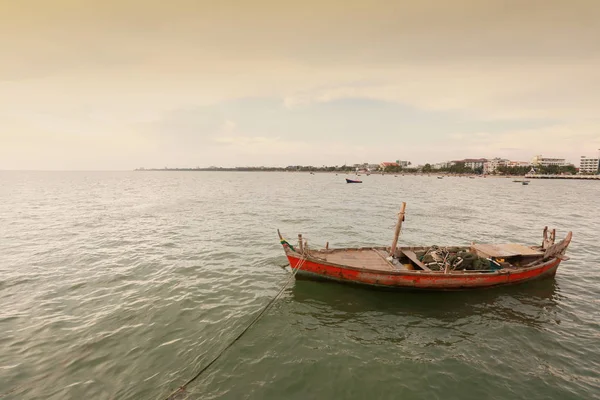 Gammal fiskebåt på havet utanför Thailands kust. — Stockfoto