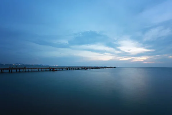 Crepúsculo cielo y mar en la costa tropical en Tailandia . — Foto de Stock