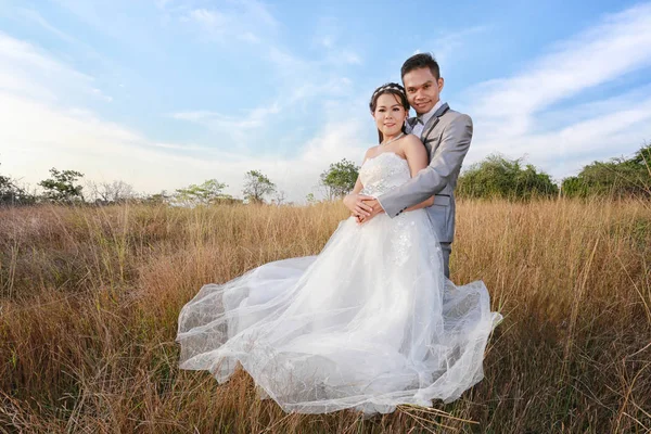 Pre-Hochzeit Fotos von Braut und Bräutigam asiatisch in Konzept Liebe von f — Stockfoto