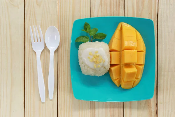 Mango och klibbigt ris på trä bakgrund. — Stockfoto