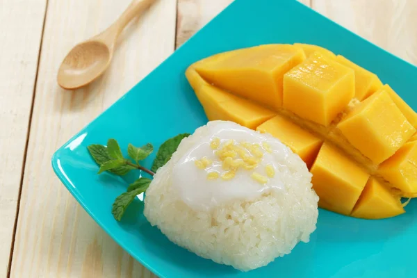 Mango and sticky rice on wood background. — Stock Photo, Image